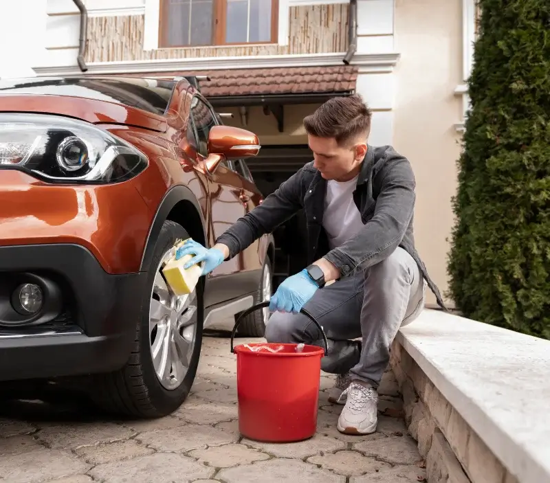Lavage auto à domicile Saint-Paul-Flaugnac : professionnel intervenant sur un véhicule
